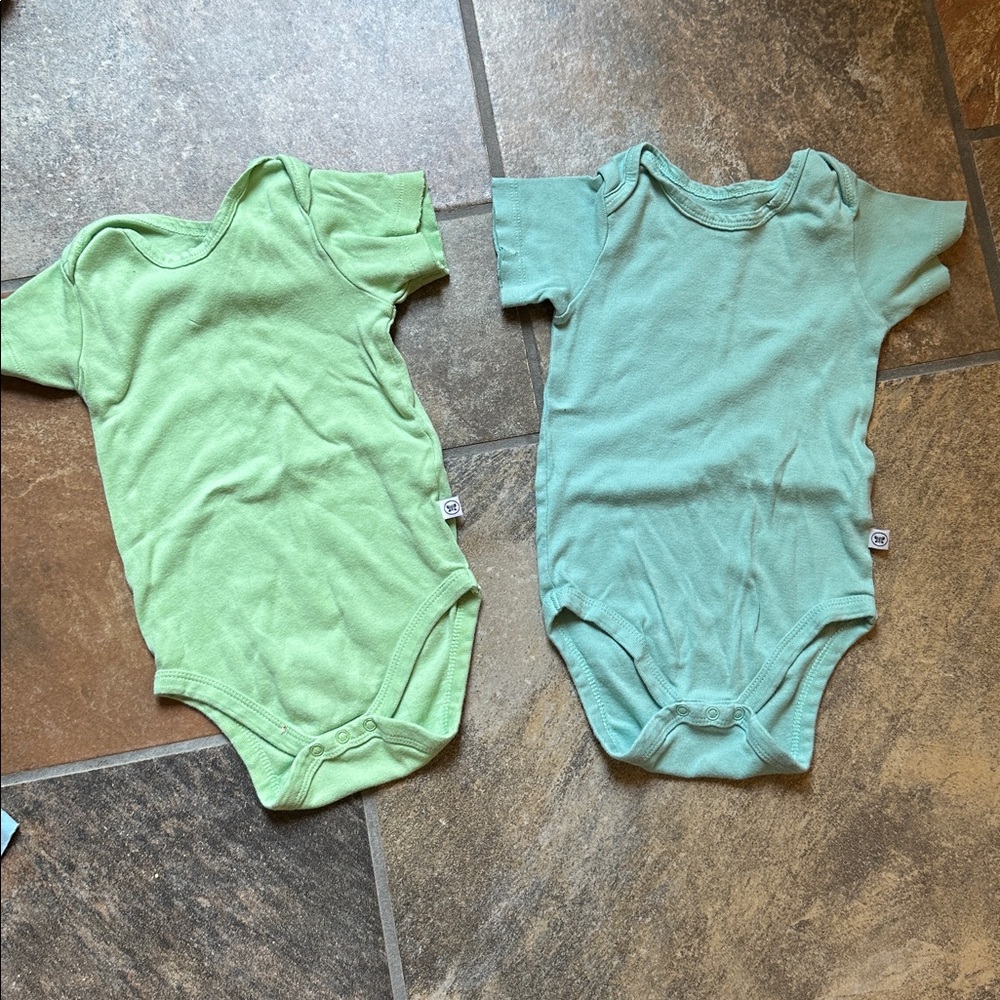 7 Honest company onesies - size 12 months - Picture 4 of 6